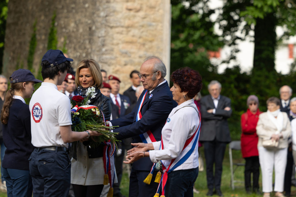 Dépôt de gerbe au mémorial des fusillés à Dijon avec Océane Godard et Catherine Hervieu